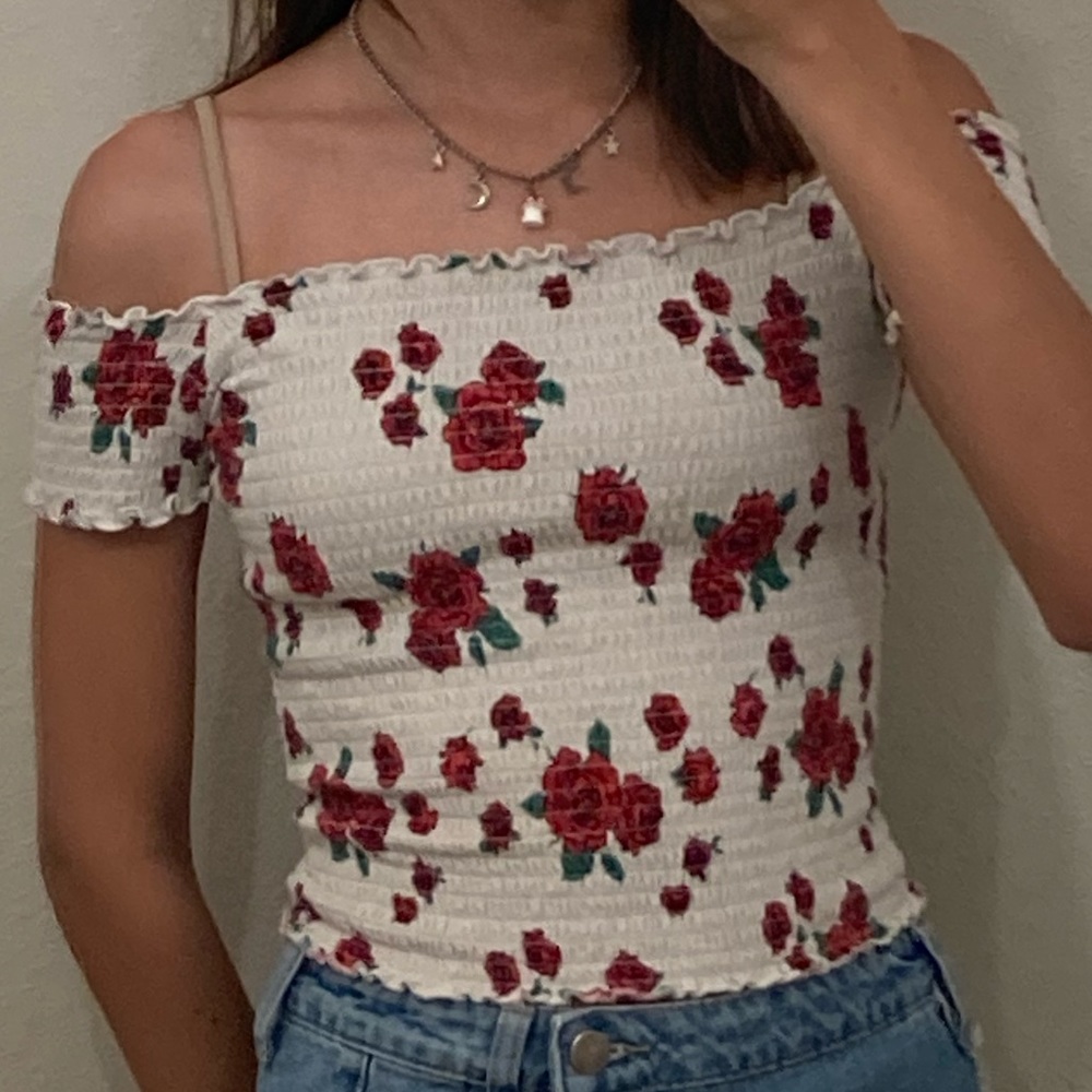 hollister rose pattern white cropped shirt size s
